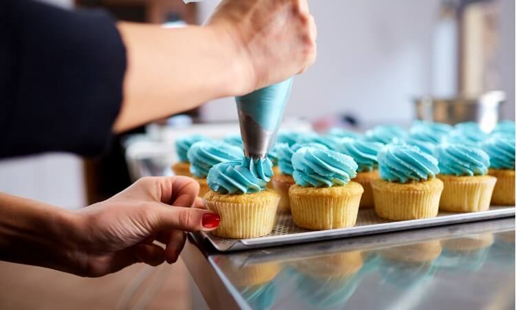 How Much Buttercream Frosting For 100 Cupcakes Should You Prepare?