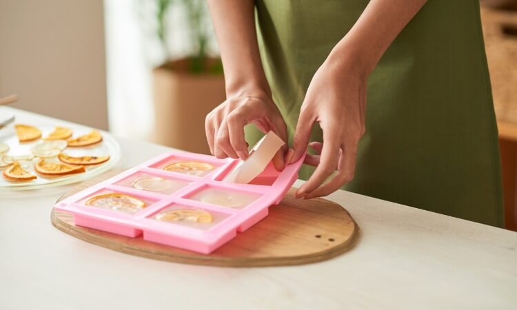 How Do You Use Silicone Bakeware For Baking?