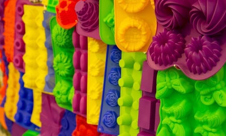 How Do You Use Silicone Bakeware For Baking?